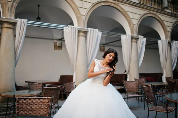 Kendi başına nefes kesen ile poz muhteşem bir gelin portresi — Stok fotoğraf