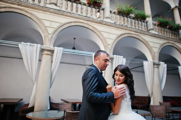 İnanılmaz genç çekici yeni evli iki yürüyor ve poz