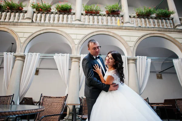 İnanılmaz genç çekici yeni evli iki yürüyor ve poz