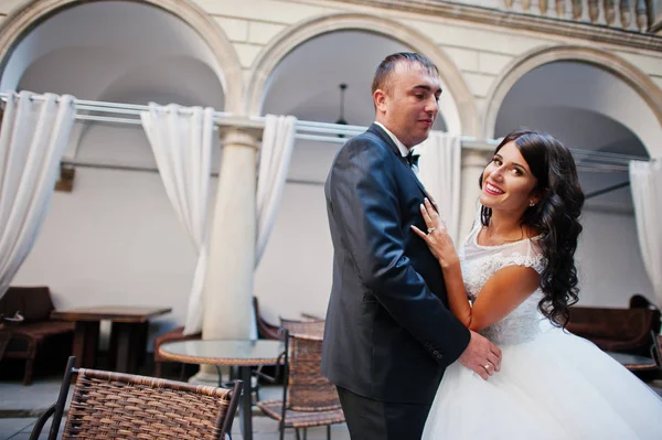 Incrível jovem atraente casal recém-casado andando e posando — Fotografia de Stock