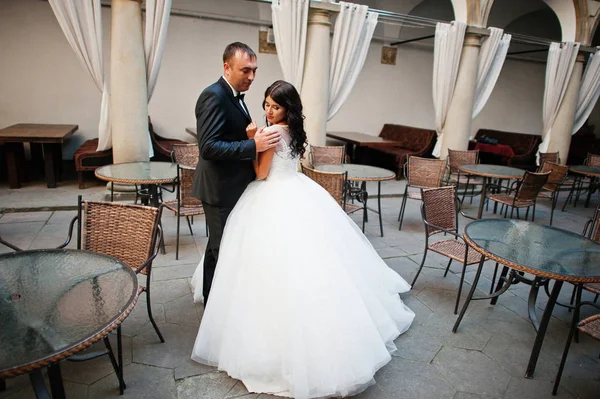 İnanılmaz genç çekici yeni evli iki yürüyor ve poz