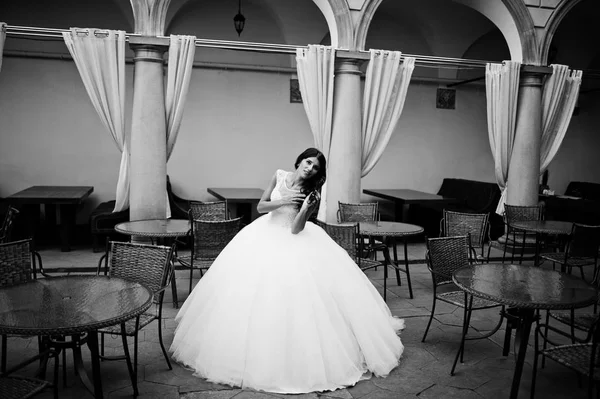 Retrato de uma noiva fabulosa posando sozinha com tirar o fôlego — Fotografia de Stock