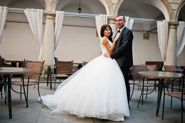 Incrível jovem atraente casal recém-casado andando e posando — Fotografia de Stock