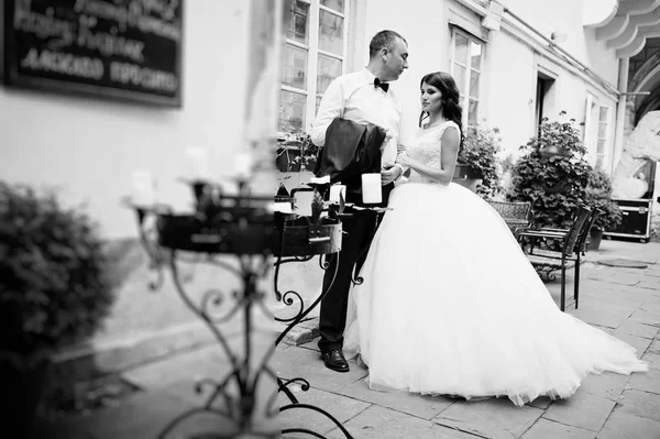 İnanılmaz genç çekici yeni evli iki yürüyor ve poz