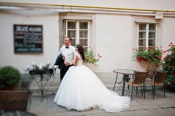 Fantastisk ung attraktiv nygifta par promenader och poserar — Stockfoto