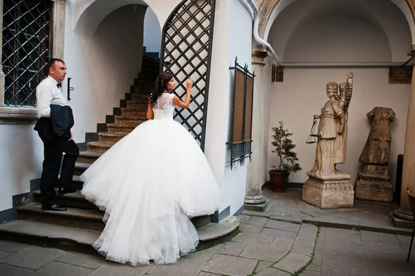 İnanılmaz genç çekici yeni evli iki yürüyor ve poz