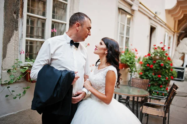 Amazing young attractive newly married couple walking and posing — Stock Photo, Image