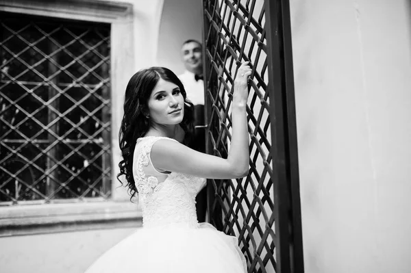 Amazing young attractive newly married couple walking and posing — Stock Photo, Image