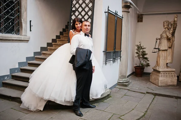 İnanılmaz genç çekici yeni evli iki yürüyor ve poz — Stok fotoğraf