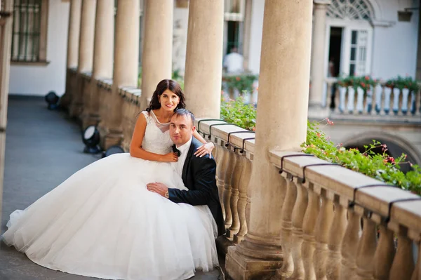 Noiva elegante e gentil sentado de joelhos de seu marido. Fantástico. — Fotografia de Stock