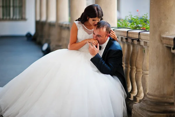 Noiva elegante e gentil sentado de joelhos de seu marido. Fantástico. — Fotografia de Stock