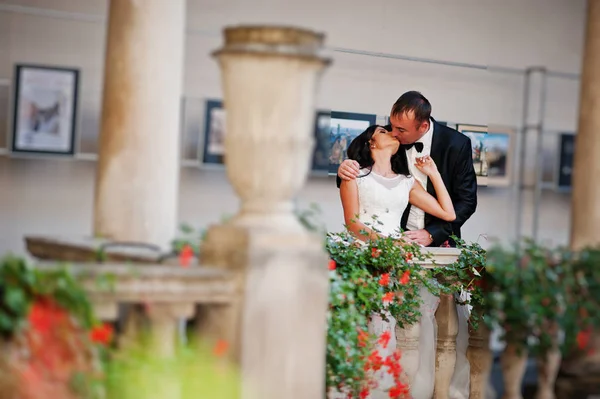 Splendida giovane coppia di nozze baciare sulla strada della vecchia t — Foto Stock