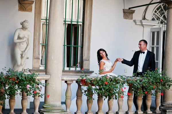 Incredibile giovane attraente coppia appena sposata a piedi e in posa — Foto Stock