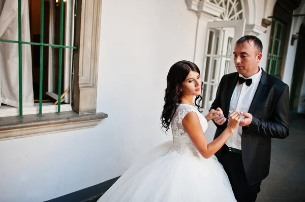 Incredibile giovane attraente coppia appena sposata a piedi e in posa — Foto Stock