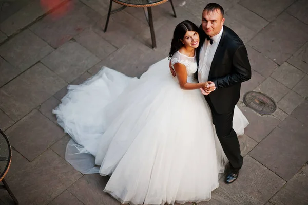 Vackra nygifta par stående på torget. Foto mad — Stockfoto