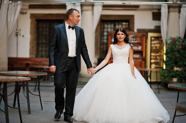 İnanılmaz genç çekici yeni evli iki yürüyor ve poz