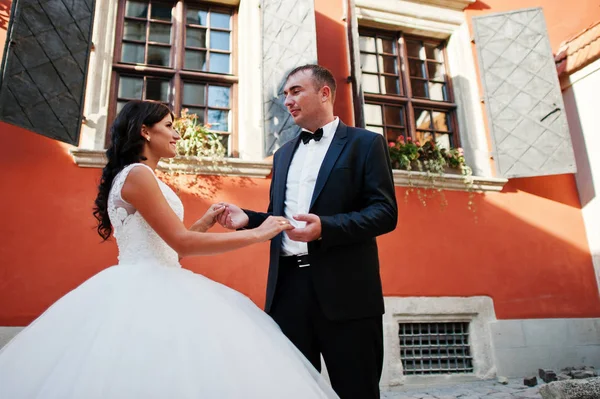 Verbazende jonge aantrekkelijke pas getrouwd paar wandelen en poseren — Stockfoto