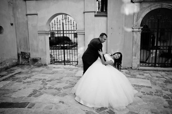 İnanılmaz genç çekici yeni evli iki yürüyor ve poz