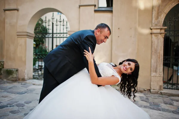 İnanılmaz genç çekici yeni evli iki yürüyor ve poz