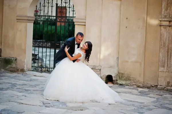 İnanılmaz genç çekici yeni evli iki yürüyor ve poz