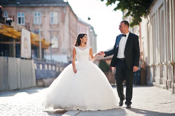 İnanılmaz genç çekici yeni evli iki yürüyor ve poz