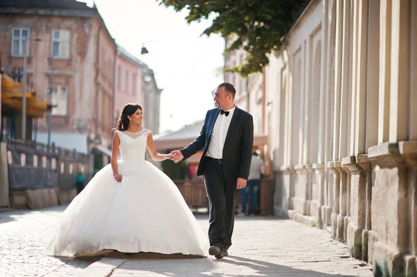 Amazing young attractive newly married couple walking and posing — Stock Photo, Image