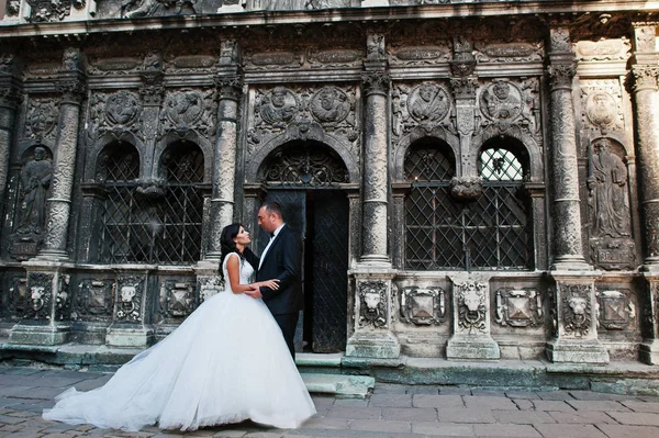 İnanılmaz genç çekici yeni evli iki yürüyor ve poz