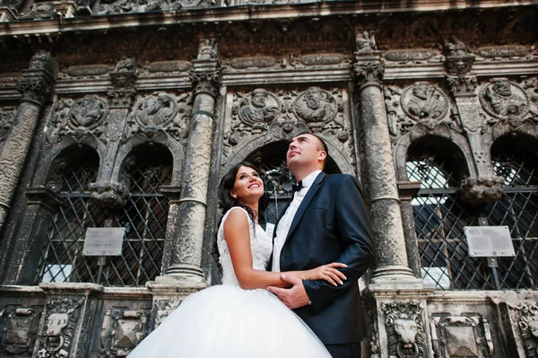 İnanılmaz genç çekici yeni evli iki yürüyor ve poz