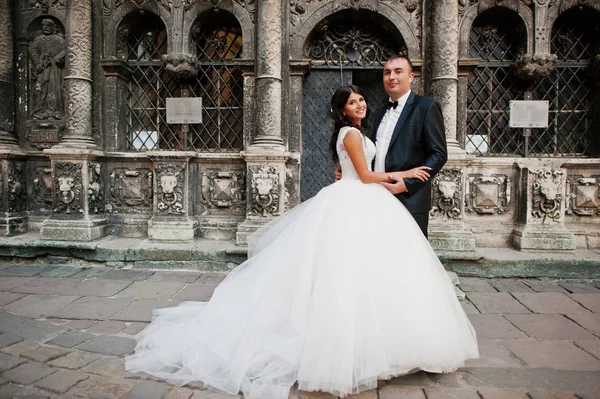 İnanılmaz genç çekici yeni evli iki yürüyor ve poz