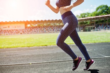 Spor giyim stadi içinde çalışan güçlü bir uygun kız portresi