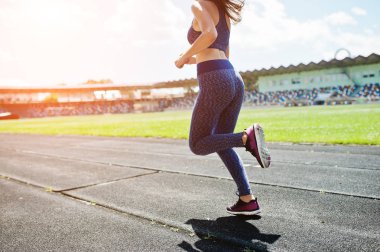 Spor giyim stadi içinde çalışan güçlü bir uygun kız portresi