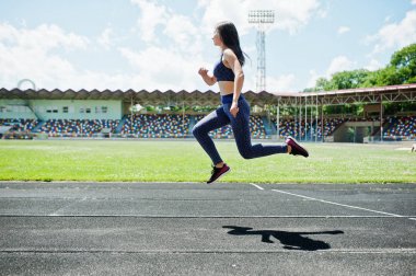 Spor giyim stadi içinde çalışan güçlü bir uygun kız portresi