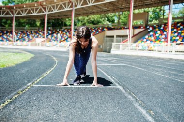 Spor giyim stadi içinde çalışan güçlü bir uygun kız portresi