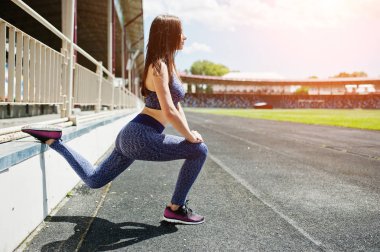 Stadyumda ağız kavgası yapıyor bir güzel kız portresi.