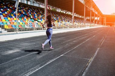 Spor giyim stadi içinde çalışan güçlü bir uygun kız portresi