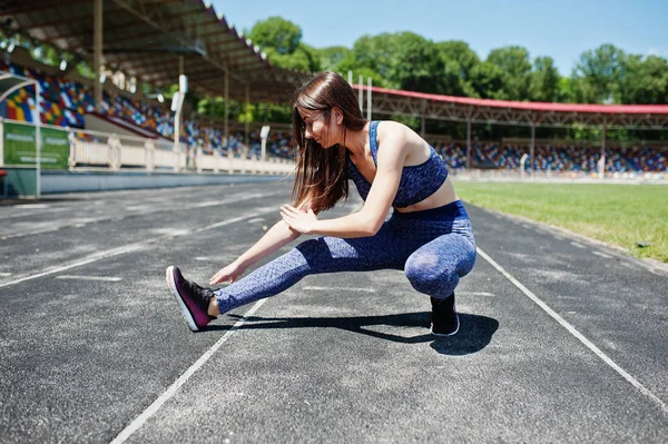 Portrait of a beautiful woman in sportswear stretching her muscl — Stock Photo, Image