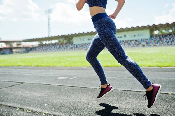 Spor giyim stadi içinde çalışan güçlü bir uygun kız portresi