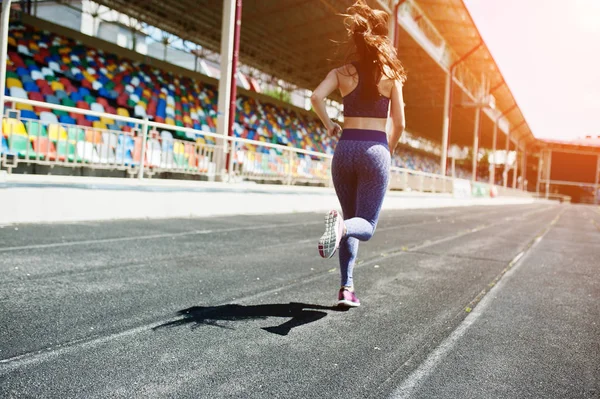 Spor giyim stadi içinde çalışan güçlü bir uygun kız portresi