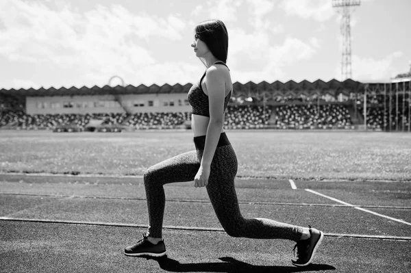 Portre çekici bir kadının bacaklarını için egzersizler yapması uygun