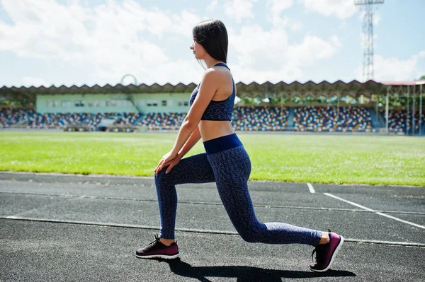 Portrait of an attractive fit woman doing exercises for her legs — Stock Photo, Image