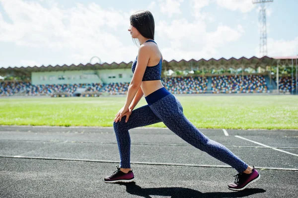 Retrato de una atractiva mujer en forma haciendo ejercicios para sus piernas — Foto de Stock