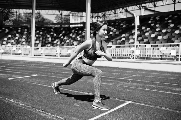 Spor giyim stadi içinde çalışan güçlü bir uygun kız portresi