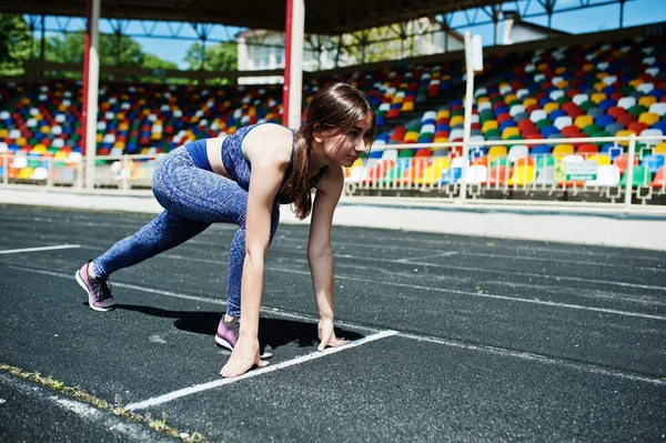 Portrait d'une fille forte en tenue de sport courant dans le stade — Photo