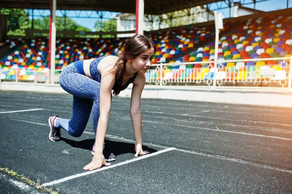 Retrato de una chica fuerte en forma en ropa deportiva corriendo en el stadi — Foto de Stock