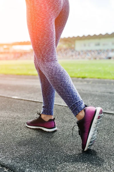 Spor giyim stadi içinde çalışan güçlü bir uygun kız portresi