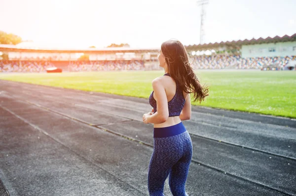 Spor giyim stadi içinde çalışan güçlü bir uygun kız portresi
