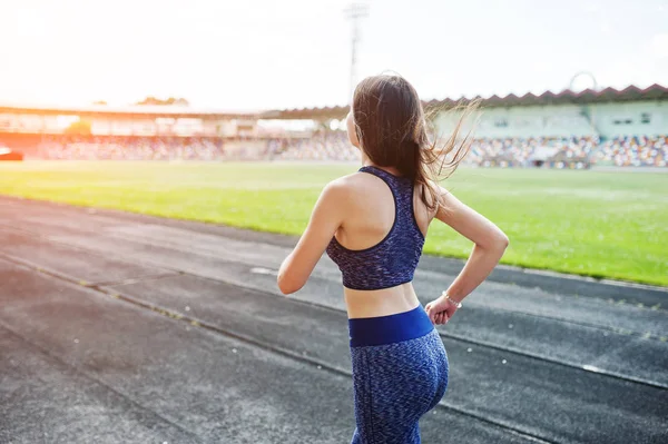 Spor giyim stadi içinde çalışan güçlü bir uygun kız portresi