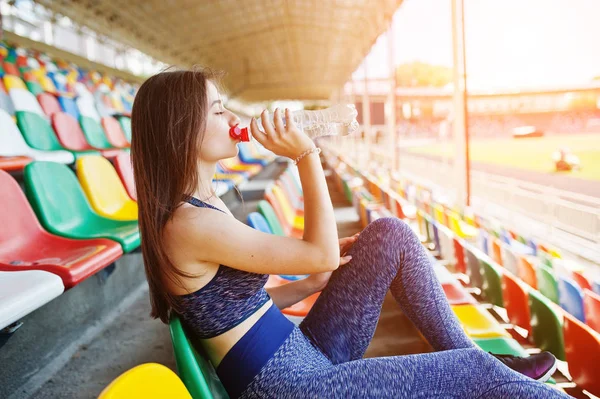 Oturma ve wa içme spor giyim güzel bir kadın portresi