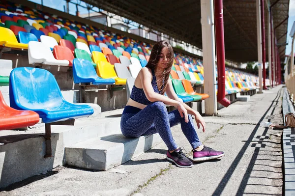 Muhteşem genç stadyumun bir sandalyesi üzerinde oturan kadın yerleştirmek.