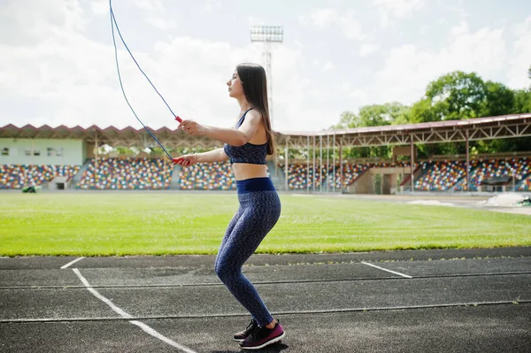 Retrato de una joven en forma feliz en ropa deportiva haciendo ejercicio — Foto de Stock